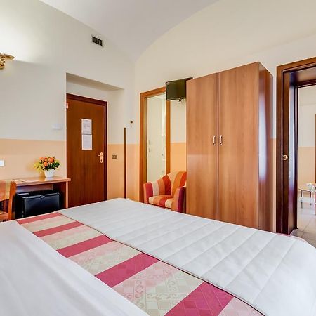 Domus Carmelitana Hotel Roma Exterior foto