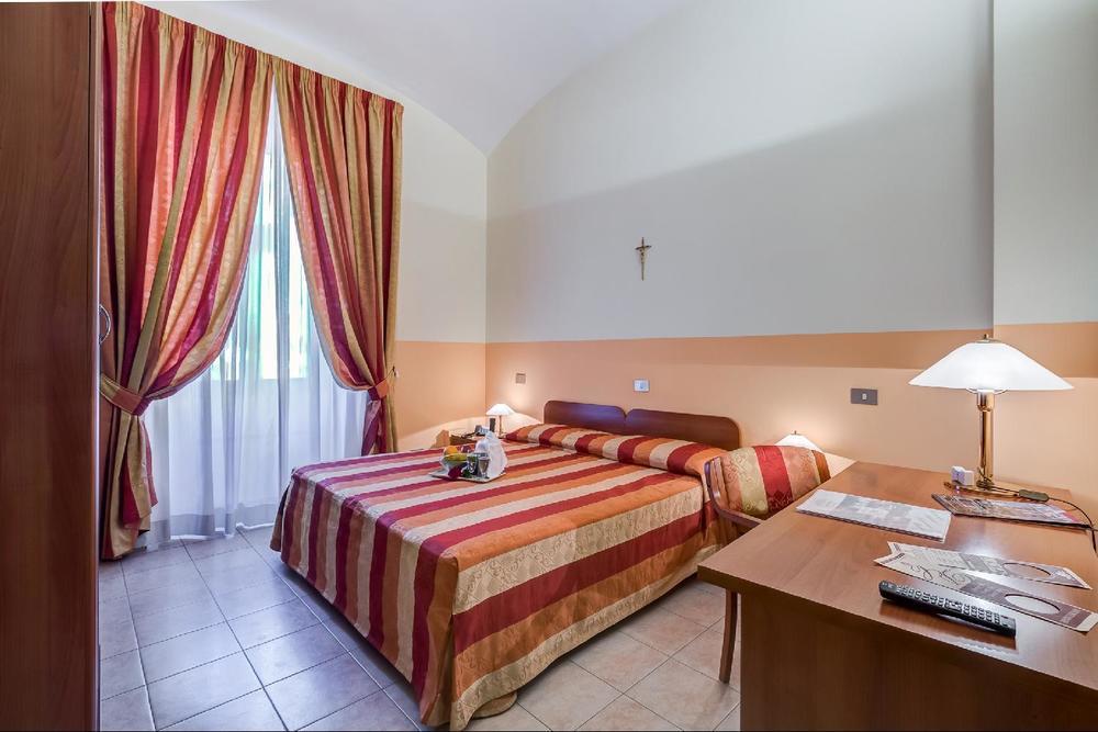Domus Carmelitana Hotel Roma Exterior foto