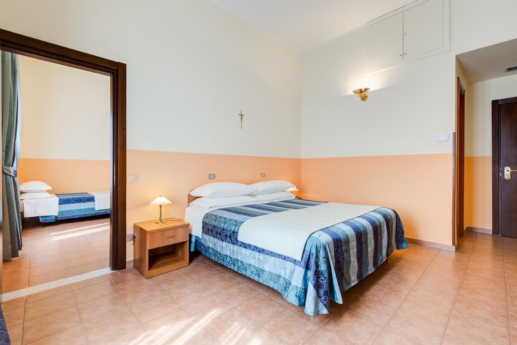 Domus Carmelitana Hotel Roma Exterior foto